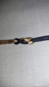 Kétszínű laposcsomó – egyszerű, szép